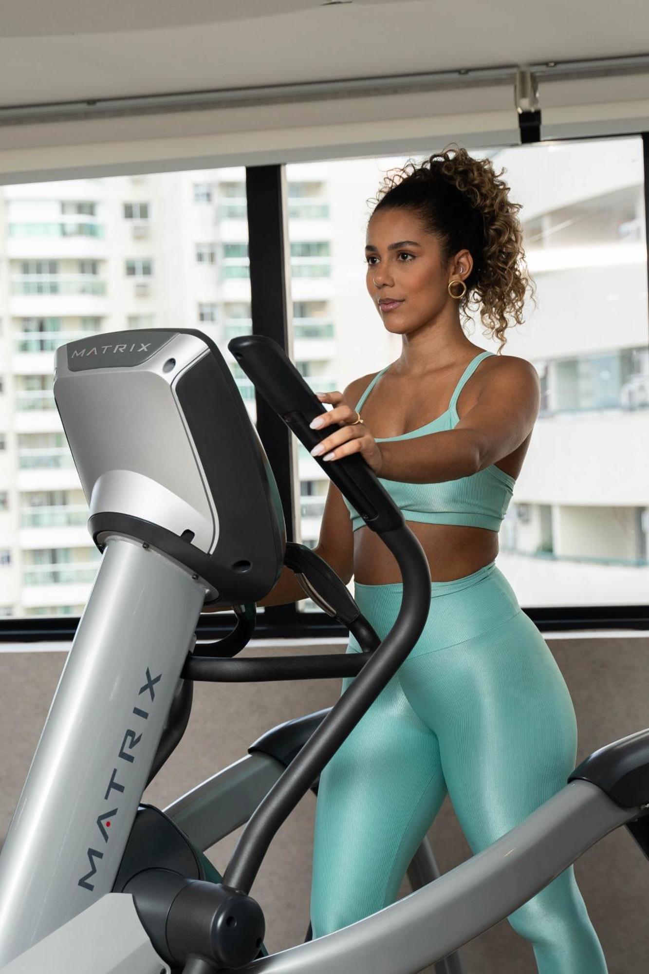 Radisson Rio De Janeiro Barra Otel Dış mekan fotoğraf A woman using a cross trainer
