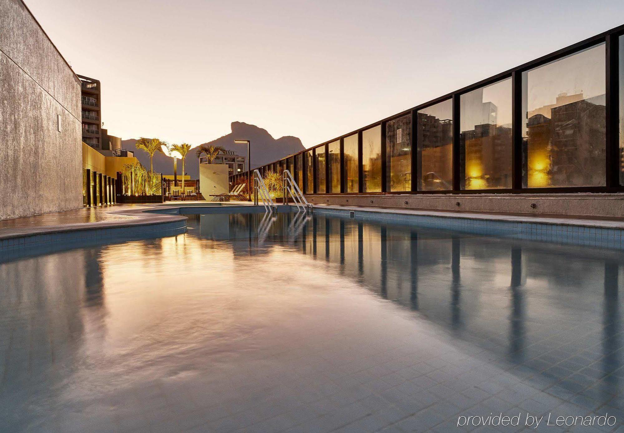Radisson Rio De Janeiro Barra Otel Dış mekan fotoğraf The rooftop pool at the hotel