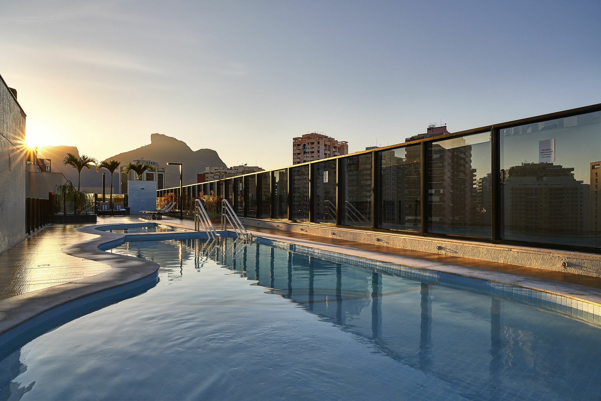 Radisson Rio De Janeiro Barra Otel Dış mekan fotoğraf The rooftop pool at the hotel